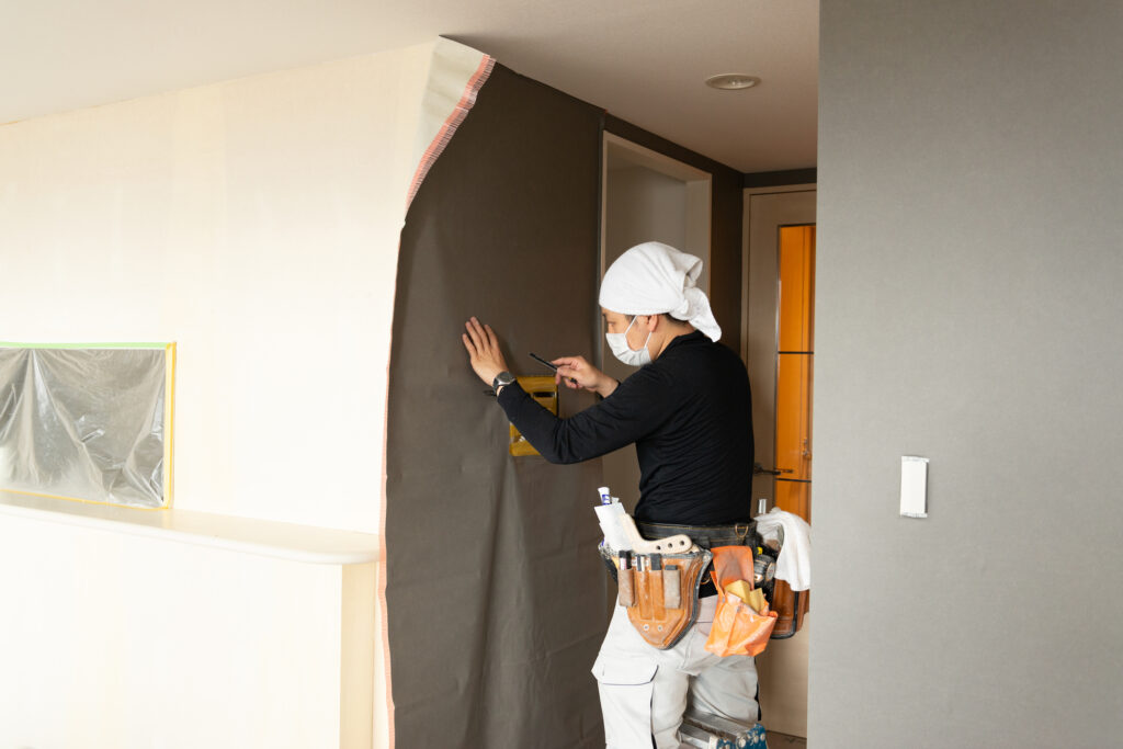 破損した壁の下地補修とクロス張替